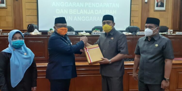 Pjs Bupati Kabupaten Serang Sampaikan Nota Keuangan RAPBD 2021