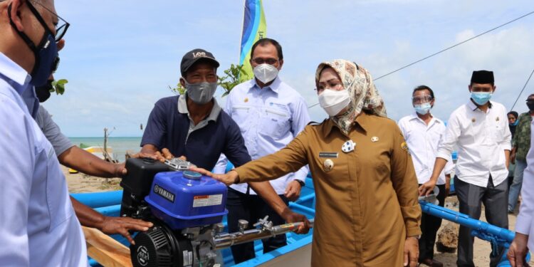 Bantuan Perahu Tingkatkan Ekonomi Nelayan Anyar di Tengah Pandemi