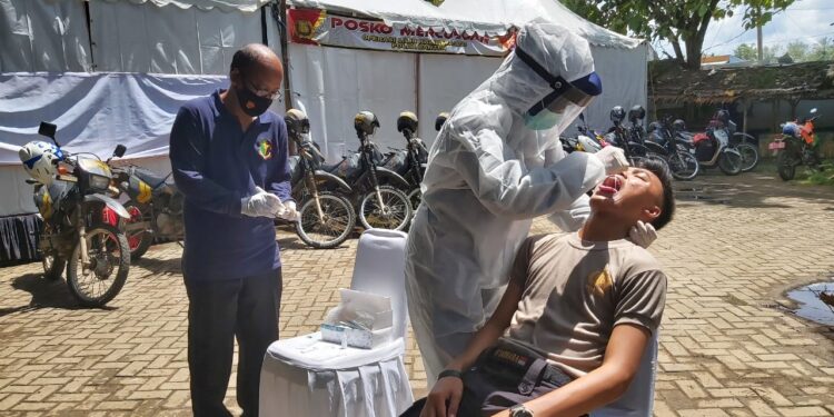 Peduli Kesehatan, Biddokkes Polda Banten Berikan Vitamin kepada Personel yang Bertugas