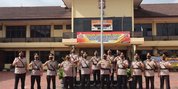 2 Kasat dan 5 Kapolsek Daerah Hukum Polres Cilegon di Rotasi