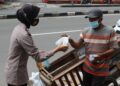Polda Banten Peduli Warga, Gelar “Warung Jum’at” Bagikan Nasi Bungkus kepada warga
