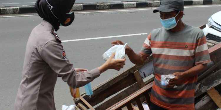 Polda Banten Peduli Warga, Gelar “Warung Jum’at” Bagikan Nasi Bungkus kepada warga