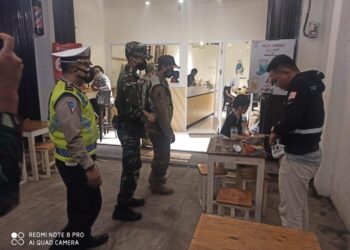 Guyub TNI-Polri Tiga Pilar, Ditlantas Polda Banten bersama TNI Patroli Prokes Mencegah Penularan Covid-19
