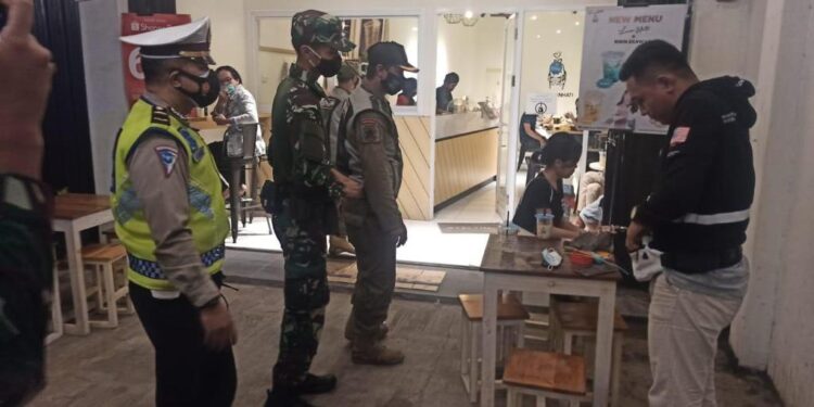 Guyub TNI-Polri Tiga Pilar, Ditlantas Polda Banten bersama TNI Patroli Prokes Mencegah Penularan Covid-19