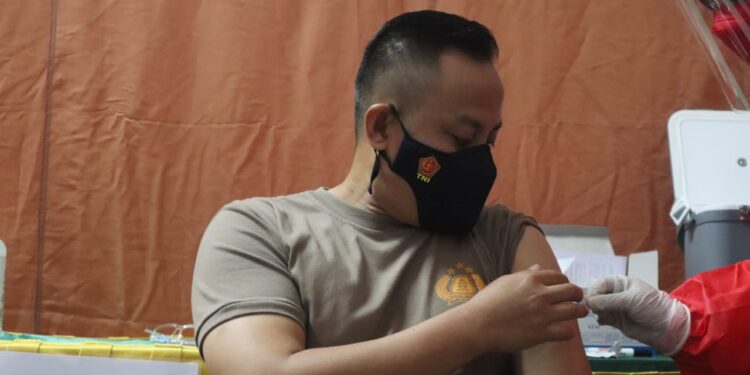 Personel Polres Cilegon Lakukan Vaksinasi