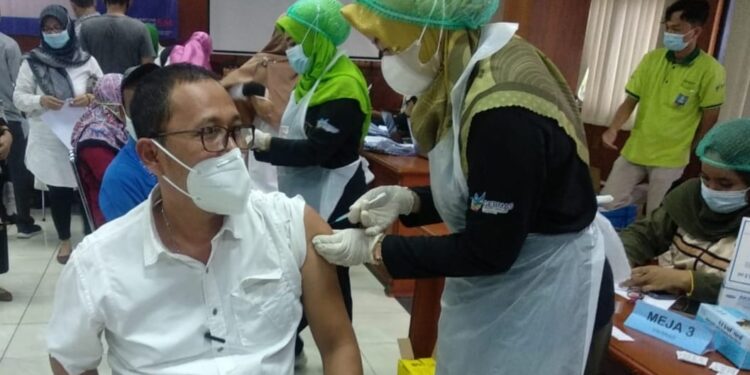 Bersiap Belajar Tatap Muka, Guru Kabupaten Serang Divaksin