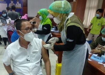 Bersiap Belajar Tatap Muka, Guru Kabupaten Serang Divaksin