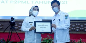 Dinkes Antarkan Bupati Serang Raih Penghargaan dari Kemenkes