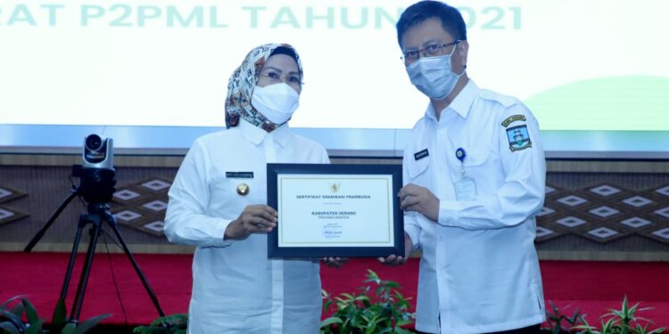 Dinkes Antarkan Bupati Serang Raih Penghargaan dari Kemenkes