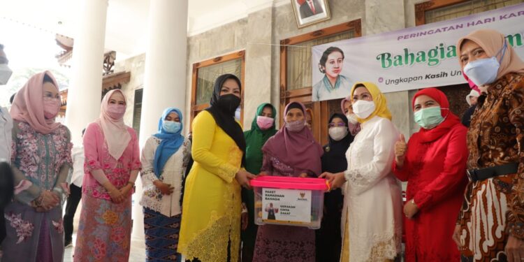 KPP-RI dan Bupati Peringati Hari Kartini Bersama Lansia