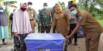 Bupati Serang Bagikan Cool Box Kepada Pedagang Ikan di Pasar Baros