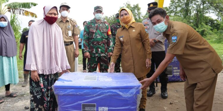 Bupati Serang Bagikan Cool Box Kepada Pedagang Ikan di Pasar Baros