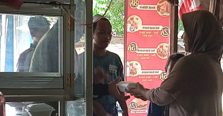 Rumah Makan Aku Lapar Berikan 30 Nasi Box Untuk Masyarakat