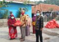 Warga Isoman Terima Bantuan Paket Sembako