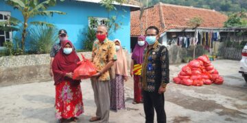 Warga Isoman Terima Bantuan Paket Sembako