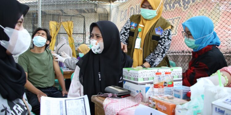 Antusias, Ribuan Warga Serbu Vaksinasi Massal di Cikande Permai