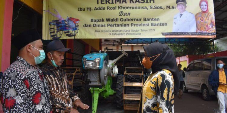 Adde Rosi Berikan Hand Tractor di Dua Kecamatan