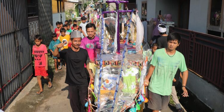 Warga Komplek TMI RW. 17, Meriahkan Maulid Nabi dengan cara tradisi Panjang Mulud