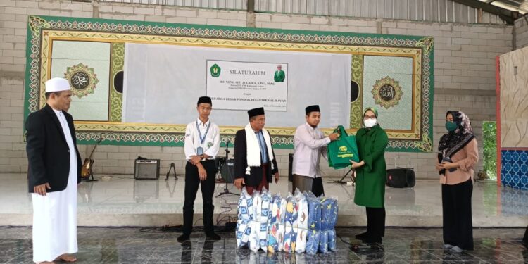 Pasca Diterjang Banjir, Pengurus PPP Lebak Beri Bantuan ke Ponpes Al Bayan