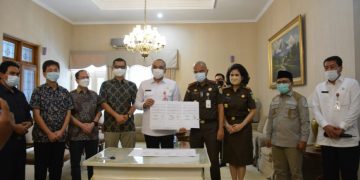 Zaki Serahkan Lahan 6.965 M2 ke Kejati Banten  Guna Sekolah Ilmu Hukum