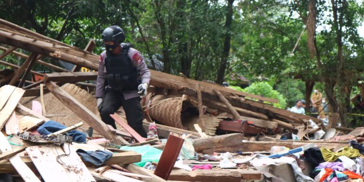 Ledakan Rumah di Kampung Cisaat, Unit Jibom Langsung Penyisiran Lokasi