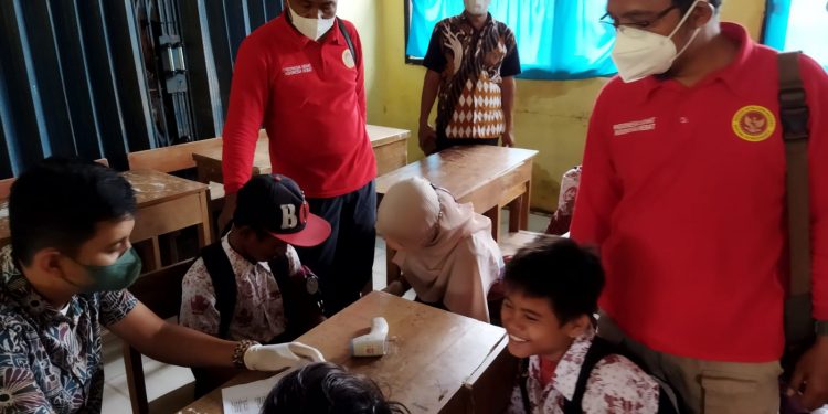 Siswa Empat Sekolah di Kecamatan Lebakwangi Terima Vaksin dari BIN Banten