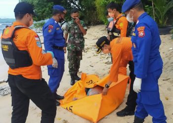 Personel Ditpolairud Polda Banten Evakuasi Penemuan Mayat di Pesisir Pulau Merak Kecil