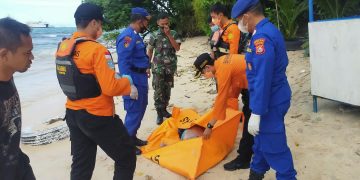 Personel Ditpolairud Polda Banten Evakuasi Penemuan Mayat di Pesisir Pulau Merak Kecil