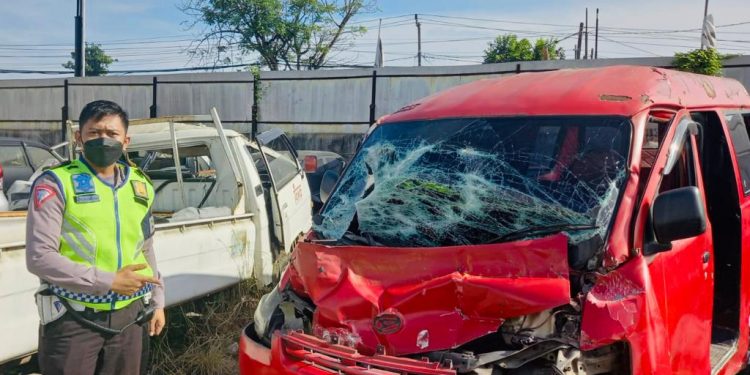 Angkot Tabrak Truk di Tol Tangerang – Merak, 14 Korban Luka Berat