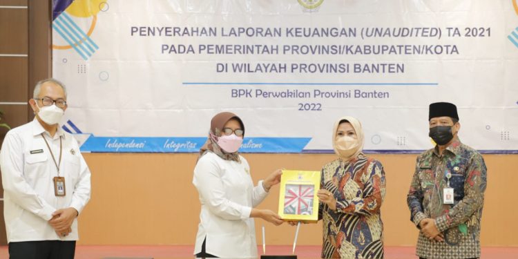 Pemkab Serang Serahkan LKPD Lebih Awal