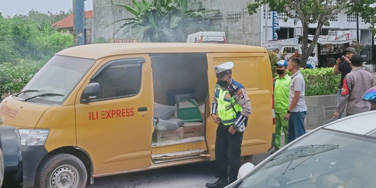 Diduga Konsleting Listrik, Sebuah Mobil Boks Terbakar