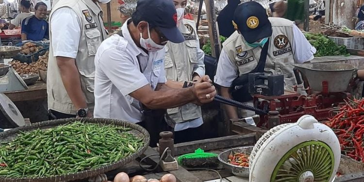 Disperindag Kabupaten Tangerang Tera Ulang Alat Timbangan di Pasar Gudang
