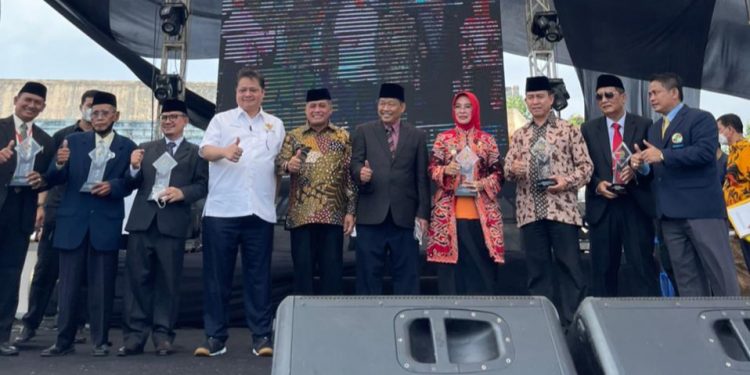 Bupati Serang Dinobatkan sebagai Tokoh Penggerak Koperasi Oleh Menko Airlangga