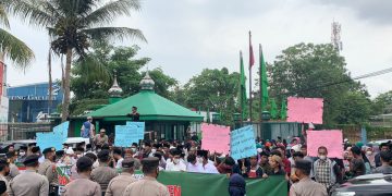 Ratusan Santri dan Ulama Geruduk Kantor PPP Banten