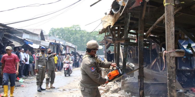 Puluhan Lapak PKL di Pasar Cimol Dibongkar Satpol PP Kabupaten Serang