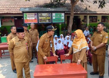 Disidak Oleh Ketua Dewan Kota Serang, Asda ll dan Dindik Kota Serang Gerak Cepat Turunkan Meja dan Bangku Untuk Siswa