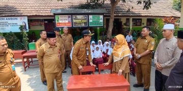 Disidak Oleh Ketua Dewan Kota Serang, Asda ll dan Dindik Kota Serang Gerak Cepat Turunkan Meja dan Bangku Untuk Siswa