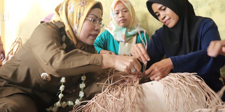 Bupati Serang Optimalkan Kerajinan Bambu Tegalmaja