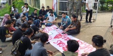 Mahasiswa Demo Dugaan Pungli dan Pengelolaan Parkir di Stadion MY