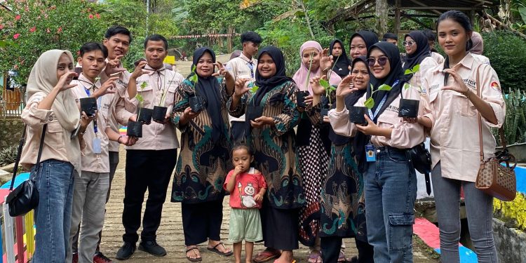 KKM Kelompok 1 UPG Berikan Puluhan Bibit Tanaman Hingga Memperindah Lingkungan