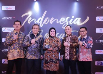 Ratu Tatu Terima Penghargaan Peduli Pelayanan dan Keterbukaan Informasi Publik