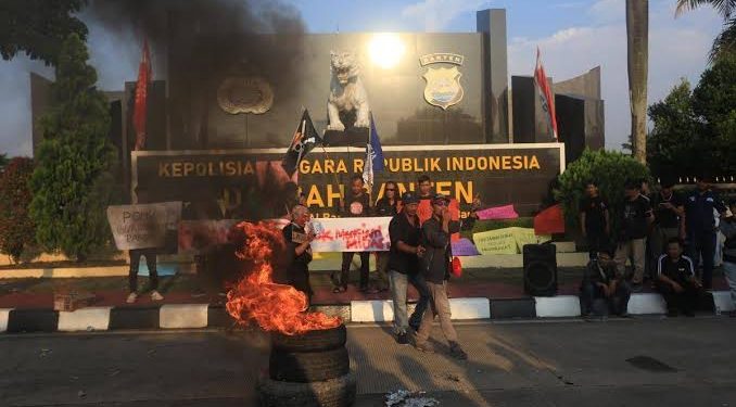 Puluhan Wartawan Kepung Mapolda Banten
