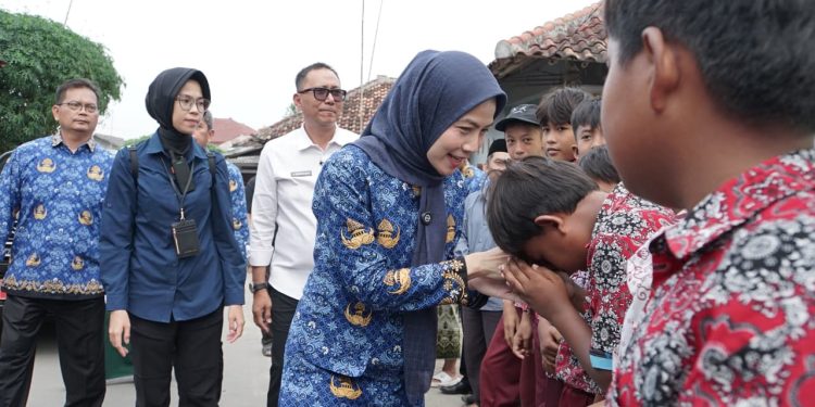 Tinjau SDN 01 Palamakan Bandung, Bupati Serang Ratu Zakiyah Pastikan Segera Revitalisasi 2 Ruang Kelas